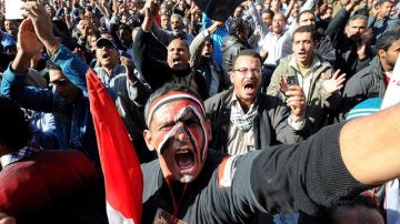 Egipcios gritan eslóganes durante una manifestación ayer en El Cairo.
