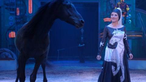 La joven Jenny Vidbel y uno de sus hermosos caballos.