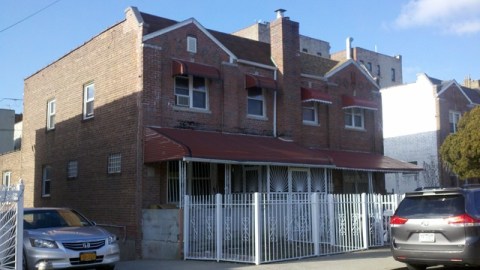 Exterior de la residencia en El Bronx donde fueron encontradas dos granadas, armas y drogas.