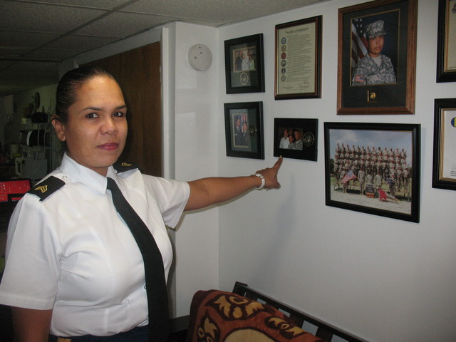 La Sargento Norma Mojica, muestra con orgullo la serie de reconocimientos que ha recibido por autoridades locales, por su activa participación en las fuerzas armadas.