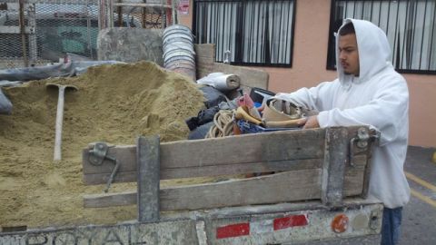 Jorge Roberto revisa sus herramientas al salir de un restaurante en Pacoima. Mucho del equipo hurtado es revendido.
