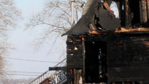 Escombros de la vivienda que se incendió en Connecticut.