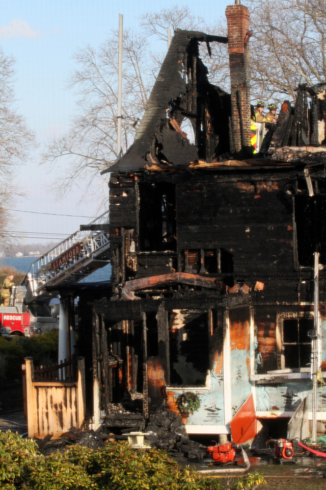 Escombros de la vivienda que se incendió en Connecticut.