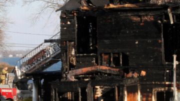 Escombros de la vivienda que se incendió en Connecticut.