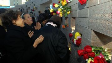 Familiares elevan plegarias para las víctimas del fatídico Vuelo 587, durante la ceremonia de recordación por los 10 años del suceso.