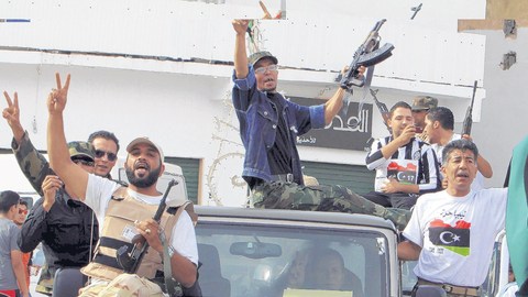 Imagen de las celebraciones por la caída de la ciudad de Sirte uno de los bastiones el gobierno, y la muerte del dirigente libio Muamar el Gadafi, que tuvieron lugar en las calles de Trípoli, Libia, el día 20 de octubre de 2011.