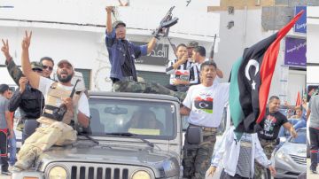 Imagen de las celebraciones por la caída de la ciudad de Sirte uno de los bastiones el gobierno, y la muerte del dirigente libio Muamar el Gadafi, que tuvieron lugar en las calles de Trípoli, Libia, el día 20 de octubre de 2011.