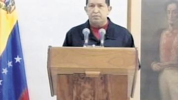El 30 de junio, el presidente venezolano apareció vestido de azul, con el pelo corto tras un púlpito flanqueado por una imagen del prócer venezolano Simón Bolívar y la bandera de Venezuela, para anunciar que tenía cáncer.