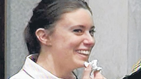 En la imagen tomada de un video, Casey Anthony sonríe tras   ser absuelta, por falta de pruebas concluyentes, de la muerte de su hija Caylee, el 5 de julio de 2011.