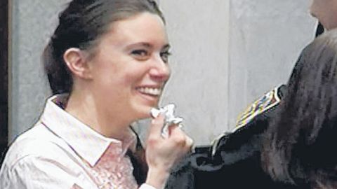 En la imagen tomada de un video, Casey Anthony sonríe tras   ser absuelta, por falta de pruebas concluyentes, de la muerte de su hija Caylee, el 5 de julio de 2011.