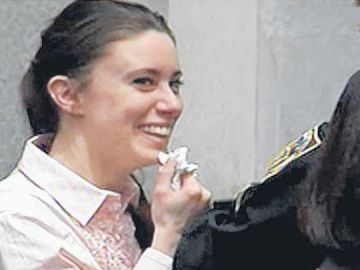 En la imagen tomada de un video, Casey Anthony sonríe tras   ser absuelta, por falta de pruebas concluyentes, de la muerte de su hija Caylee, el 5 de julio de 2011.