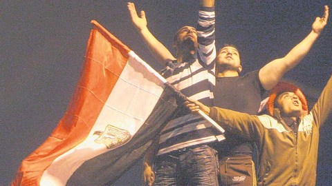 Egipcios celebran en la plaza Tahrir después que el presidente Hosni Mubarak renunció y entregó el poder a los militares en El Cairo, Egipto, el 11 de febrero 2011.