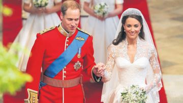 El príncipe William y Kate Middleton, convertidos en esposos, salen de la abadía de Westminster, el 29 de abril de 2011 en la boda real seguida por millones.