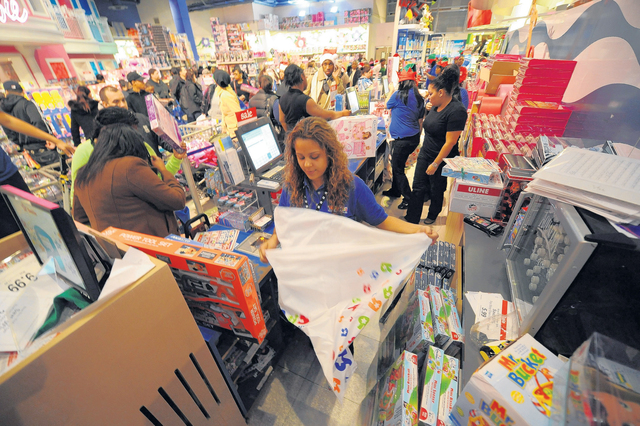 Aspecto de compradores en la juguetería Toys R Us   en el sector de Times Square en Nueva York. La tienda abrió sus puertas a las 9 de la noche del jueves 24 de noviembre para atraer a los compradores del Viernes Negro.