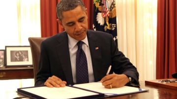 El presidente de Estados Unidos, Barack Obama, cuando firmaba una extensión por dos meses a los recortes de impuestos.