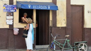 Una mujer compra un helado en un negocio privado  en La Habana (Cuba).