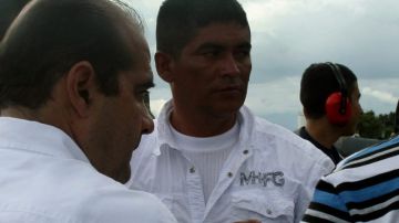 El comandante del Ejército Popular Anticomunista de Colombia (Erpac), Eberto López Montero, alias "Caracho" (c) quien se entregó el pasado  viernes en Villavicencio a la Fiscalía General de la Nación.