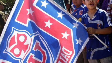 Cientos de aficionados de la Universidad de Chile salieron a apoyar a su equipo ante Cobreloa.