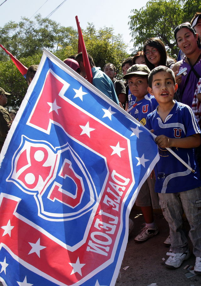 Cientos de aficionados de la Universidad de Chile salieron a apoyar a su equipo ante Cobreloa.