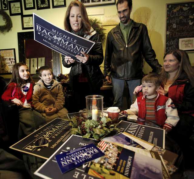 La aspirante a la nominación republicana por el Tea Party, Michele Bachmann, hace campaña en Iowa.