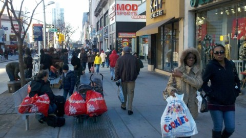 Vista de la calle Fulton en Brooklyn que ayer estuvo muy transitada de compradores.