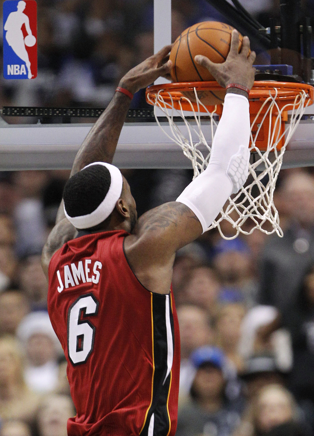 LeBron James, de los Heat, siembra el balón en el partido contra los Mavs.