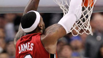 LeBron James, de los Heat, siembra el balón en el partido contra los Mavs.