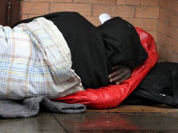 Más de medio millón de personas experimentan la falta de vivienda en alguna noche, y casi 20% de ellas están "crónicamente sin hogar".