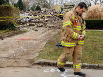Nick Tamburro, bombero de Stamford, visitó ayer el lugar de la tragedia donde murieron tres niñas y sus abuelos.