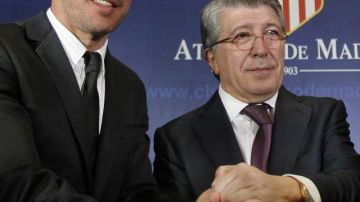 El nuevo técnico del Atletico de Madrid,  Diego 'Cholo' Simeone (izq.),  se toma de las manos con el presidente del equipo español,  Enrique Cerezo.