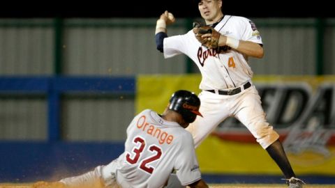 Niuman Romero (arriba), gran figura de los Caribes, que siguen peleando por un cupo a los playoffs.