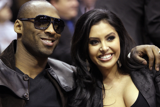 Kobe y Vanessa Bryant comparten sonrientes en febrero de 2010.