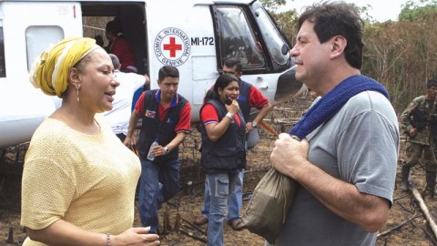 La exsenadora, Piedad Córdoba, conversa con el congresista Orlando Beltran, el 27 de febrero del 2008 cuando fue liberado por las FARC.