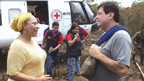 La exsenadora, Piedad Córdoba, conversa con el congresista Orlando Beltran, el 27 de febrero del 2008 cuando fue liberado por las FARC.