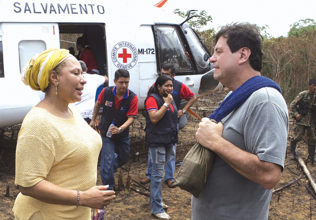 La exsenadora, Piedad Córdoba, conversa con el congresista Orlando Beltran, el 27 de febrero del 2008 cuando fue liberado por las FARC.