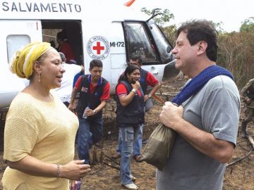 La exsenadora, Piedad Córdoba, conversa con el congresista Orlando Beltran, el 27 de febrero del 2008 cuando fue liberado por las FARC.