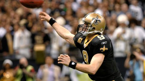 Drew Brees, de los Saints, ejecuta el pase que le dio la marca.