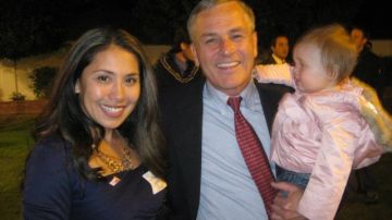 DeeDee García Blasé, fundadora del grupo Somos Republicans, con Jerry Lewis,  que derrotó a Rusell Pearce en Arizona.