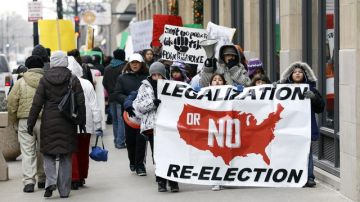 Activistas de Chicago marchan para exigir el fin de las deportaciones y la aprobación de una reforma migratoria que permita legalizar a indocumentados.