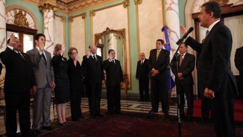 El presidente de República, Leonel Fernández (d), toma el juramento a los nuevos jueces e la Suprema Corte de Justicia.