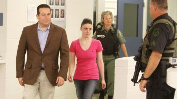 Casey Anthony sale de la cárcel junto a su abogado José Báez.