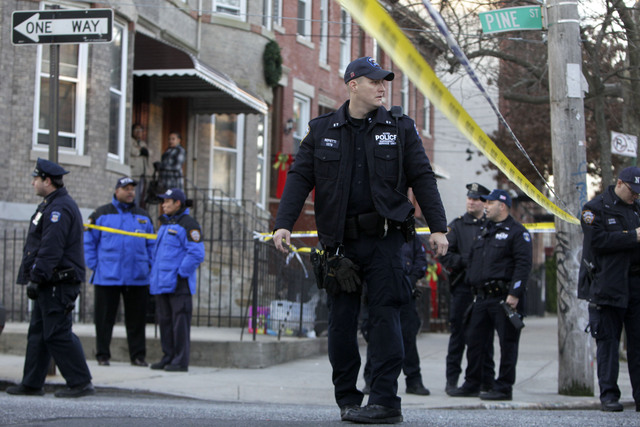 El Comisionado de Policía, Raymond W. Kelly, destacó que la mayor disminución de crímenes fue en los vecindarios más pobres, donde las cifras de crímenes eran mayores. La foto muestra la escena  donde fue asesinado recientemente el agente policial Peter Figoski, en Brooklyn.