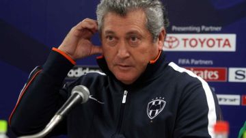 El técnico Víctor Manuel Vucetich está molesto por el desplante del 'Chupete' al Monterrey, pero no le preocupa si no cuenta con él.