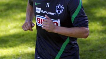 Ángel Reyna trota durante su primer entrenamiento con su nuevo equipo, Rayados.