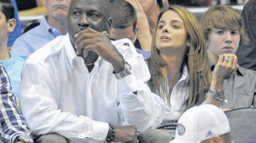 Michael Jordan y su ahora prometida Yvette Prieto comparten en un partido en abril de 2010.