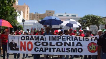 Detalle de una pancarta del Movimiento Socialista de Trabajadores de Puerto Rico en contra de la visita que realizó a la isla el pasado 14 de junio de 2011 el  presidente de Estados Unidos, Barack Obama.