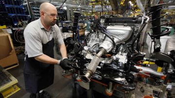 La cantidad de personas que solicitaron pagos por seguro de desempleo en Estados Unidos aumentó la semana pasada. Un trabajador mueve un motor en la línea de ensamblado del Ford Focus en la Planta Ford de Ensamblaje en Michigan.