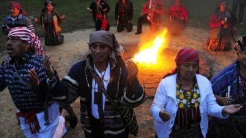 Miembros de comunidades indígenas participan en una ceremonia maya en favor del reconocimiento de los derechos de los pueblos indígenas al  conmemorarse el 15 aniversario de la firma de los Acuerdos de Paz.