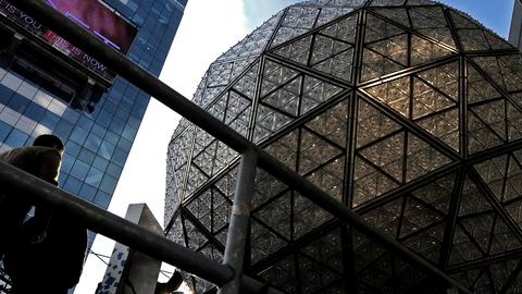Bola de luz de Times Square durante los preparativos para la noche de Fin de Año en Nueva York, EEUU.