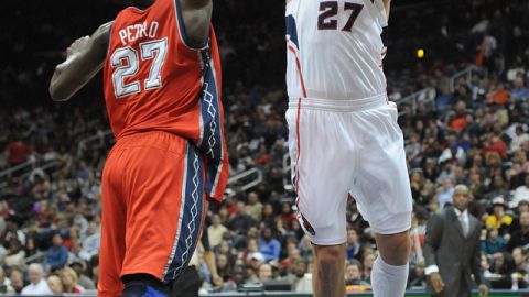 Zaza Pachulia (derecha), de los Hawks, toma un tiro frente a Johan Petro, de los Nets.